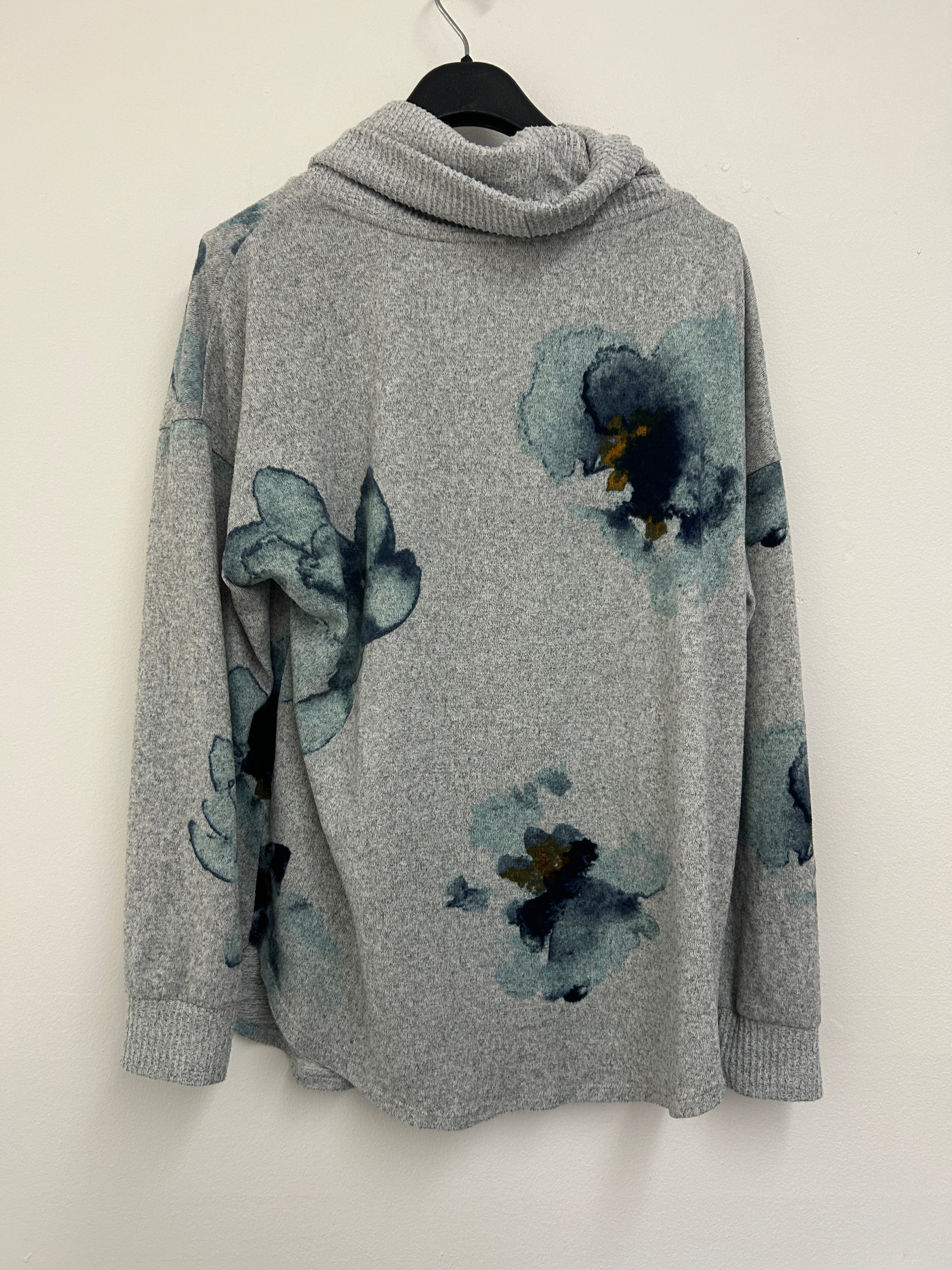 Chandail à col roulé gris à motifs floraux