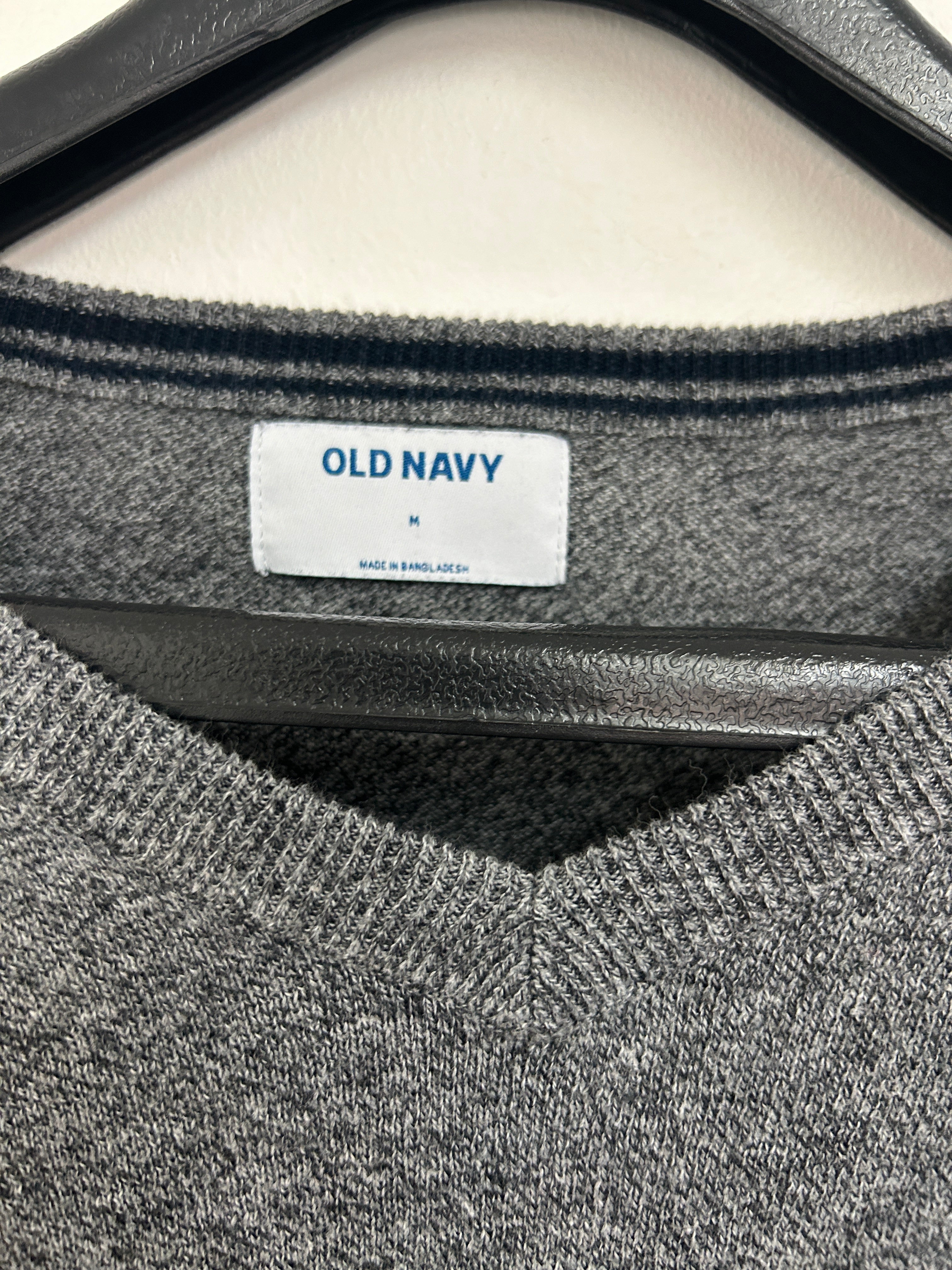 chandail-gris-a-col-en-v-old-navy