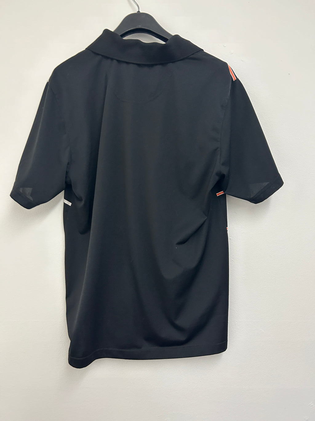 polo-a-rayures-noires-orange-et-blanches