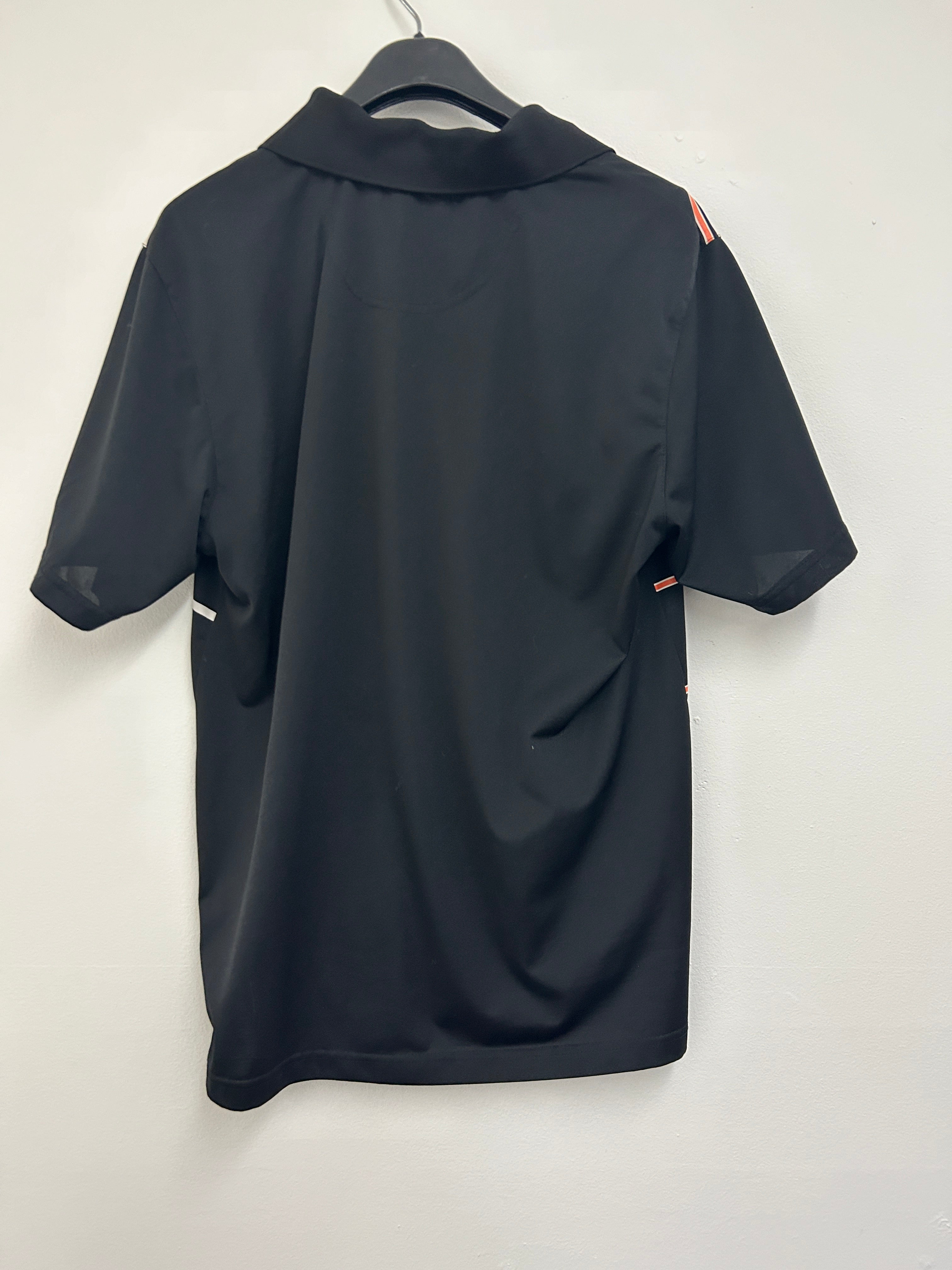 polo-a-rayures-noires-orange-et-blanches