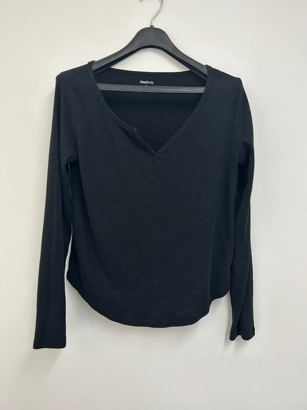 Chandail noir à col en V — GapBody