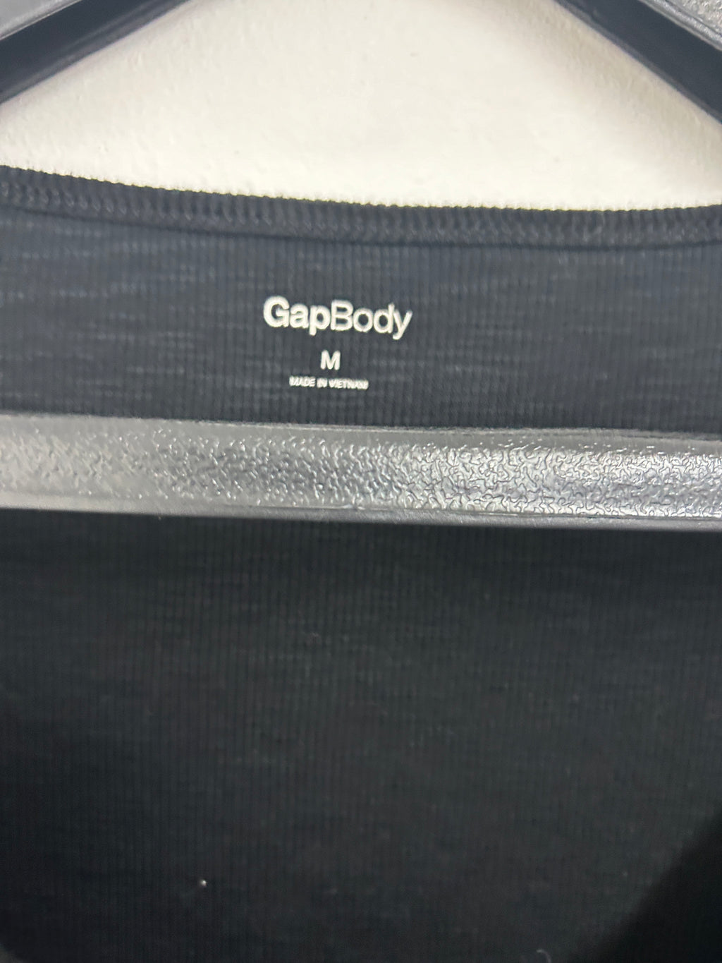 Chandail noir à col en V — GapBody