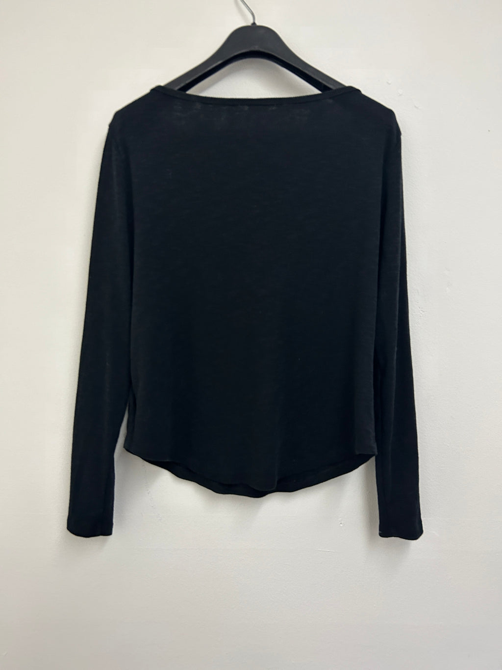 Chandail noir à col en V — GapBody