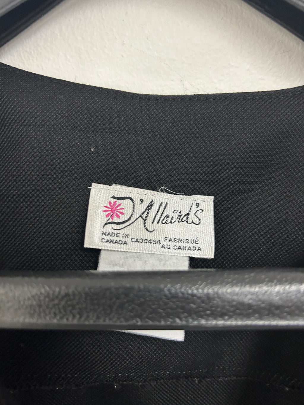 Gilet tailleur noir à col en V — D’Allaird’s