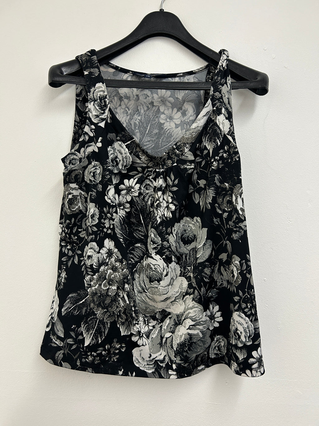Camisole fleurie noire et blanche — Reitmans