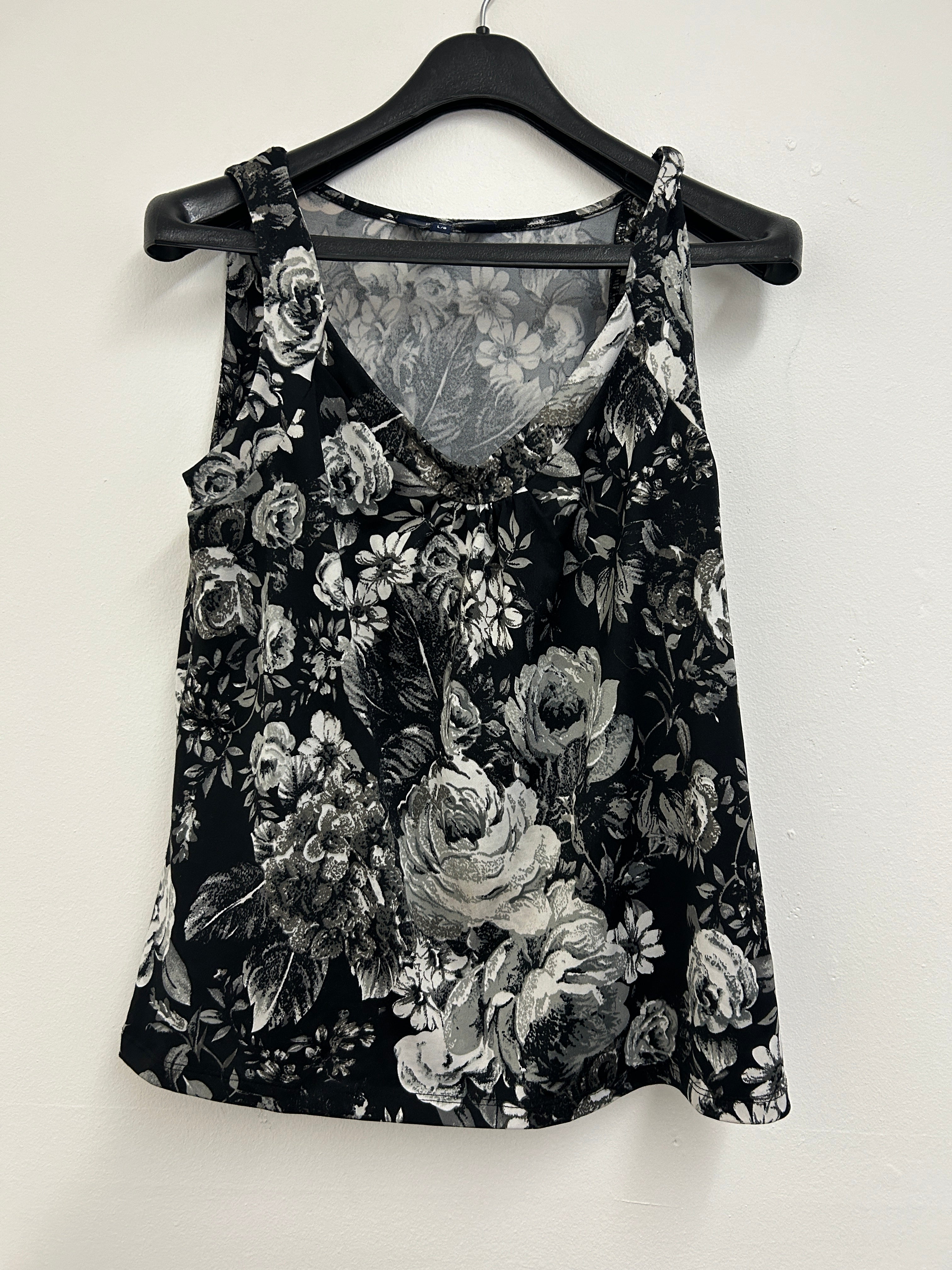 Camisole fleurie noire et blanche — Reitmans