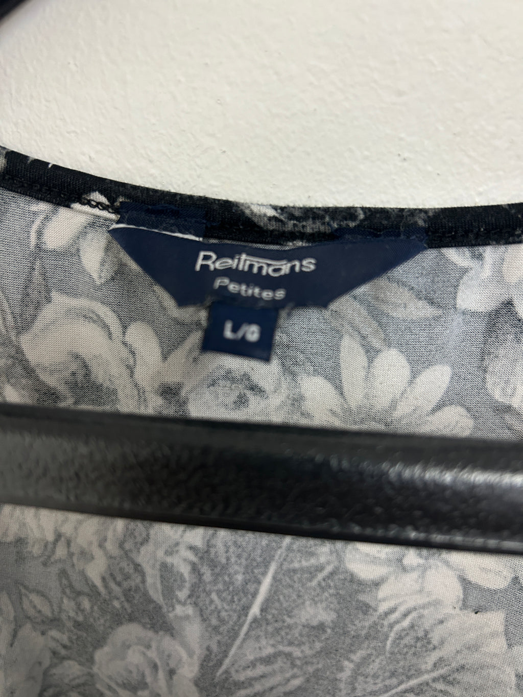 Camisole fleurie noire et blanche — Reitmans