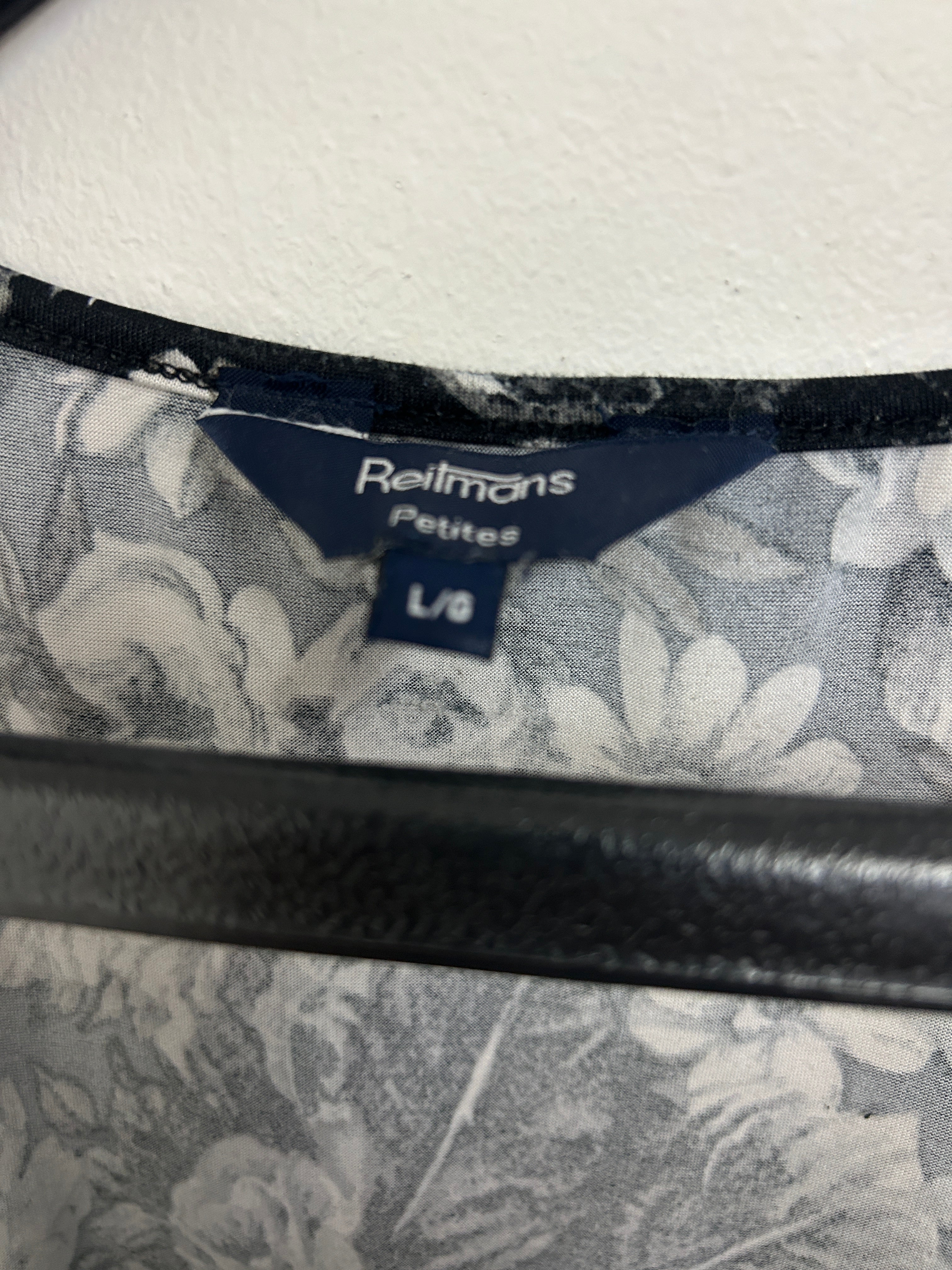 Camisole fleurie noire et blanche — Reitmans