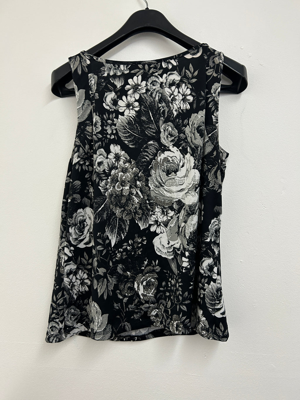Camisole fleurie noire et blanche — Reitmans