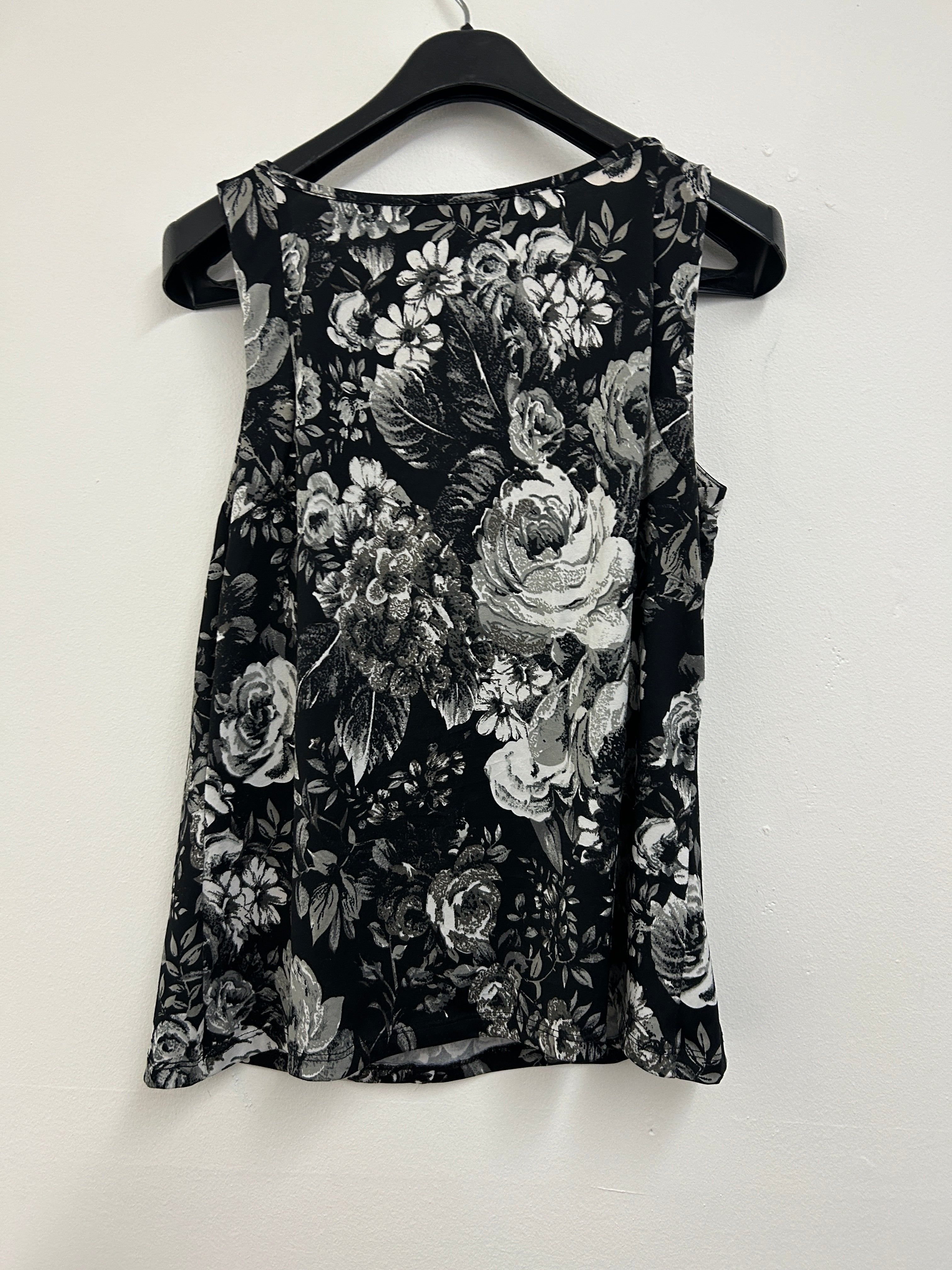 Camisole fleurie noire et blanche — Reitmans