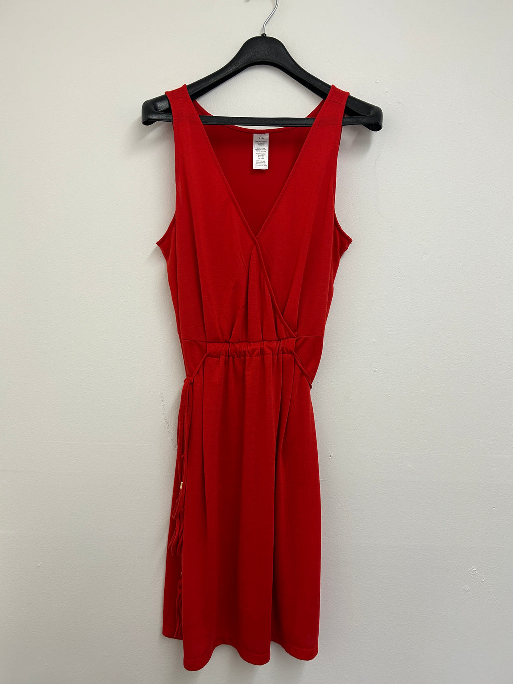 Robe rouge à encolure croisée