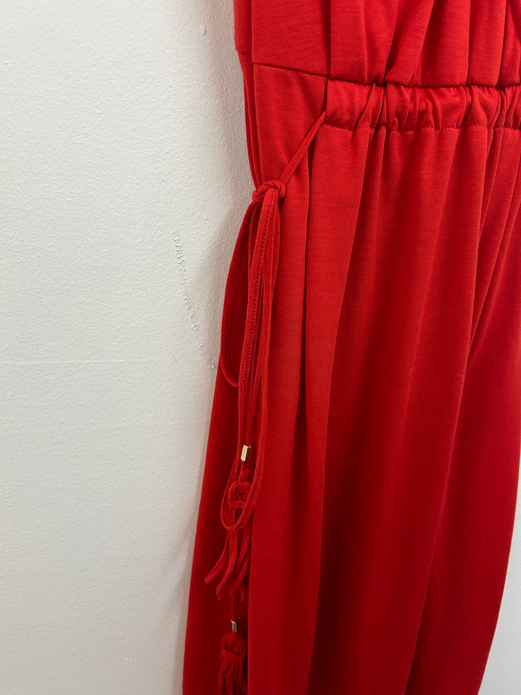 Robe rouge à encolure croisée