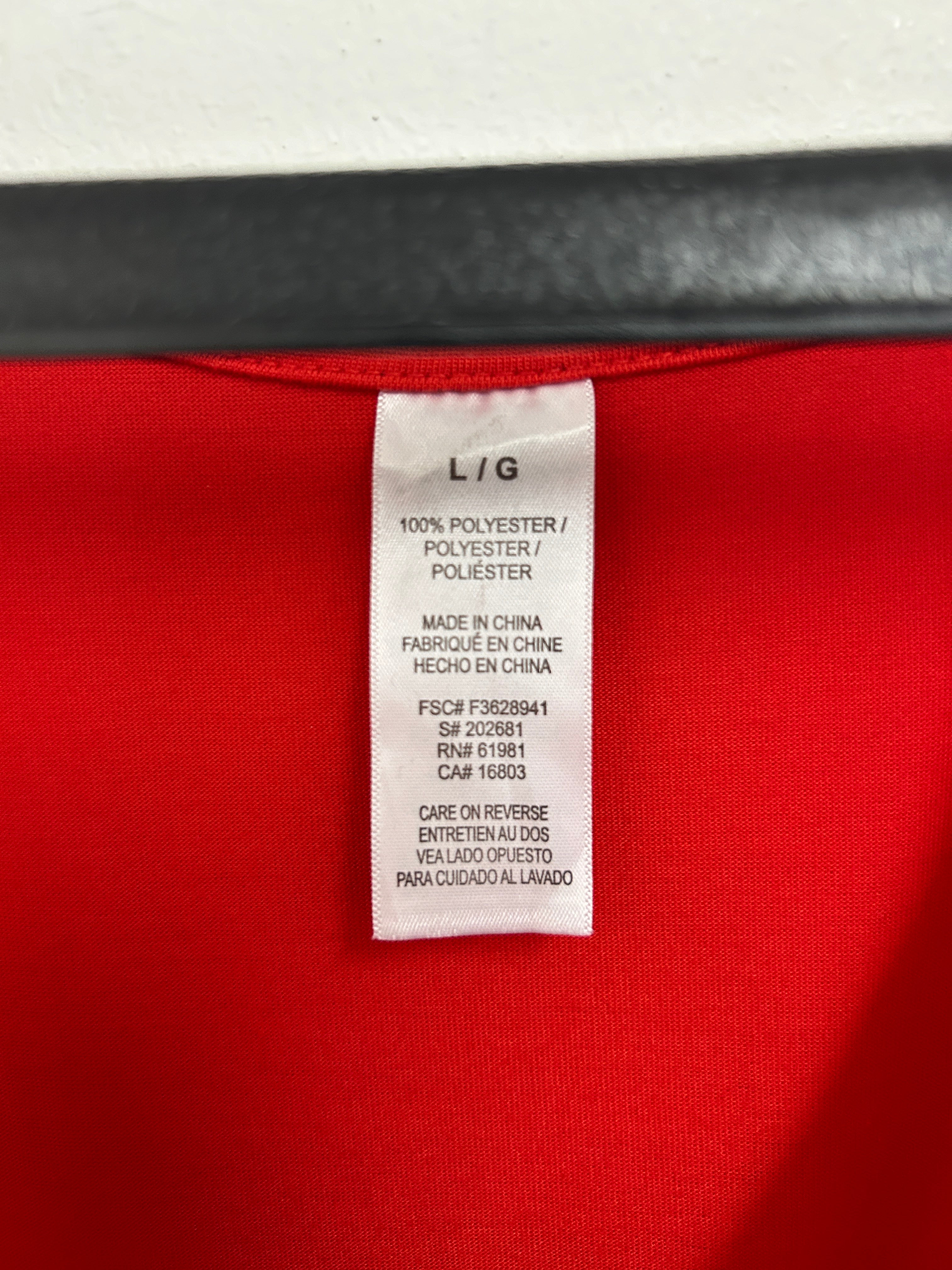 Robe rouge à encolure croisée