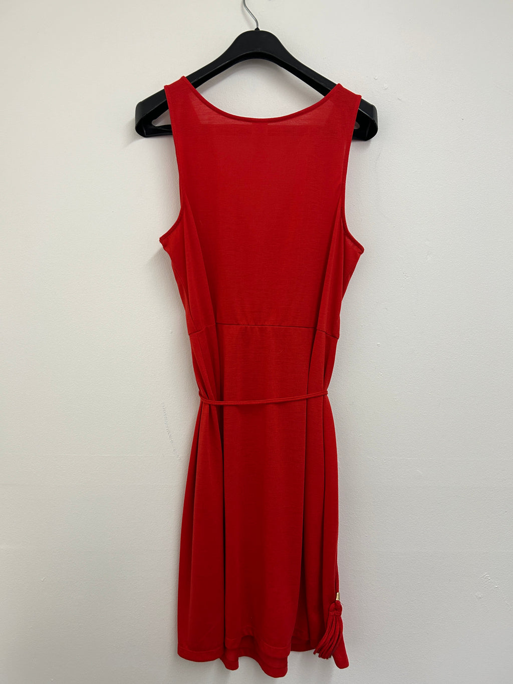 Robe rouge à encolure croisée