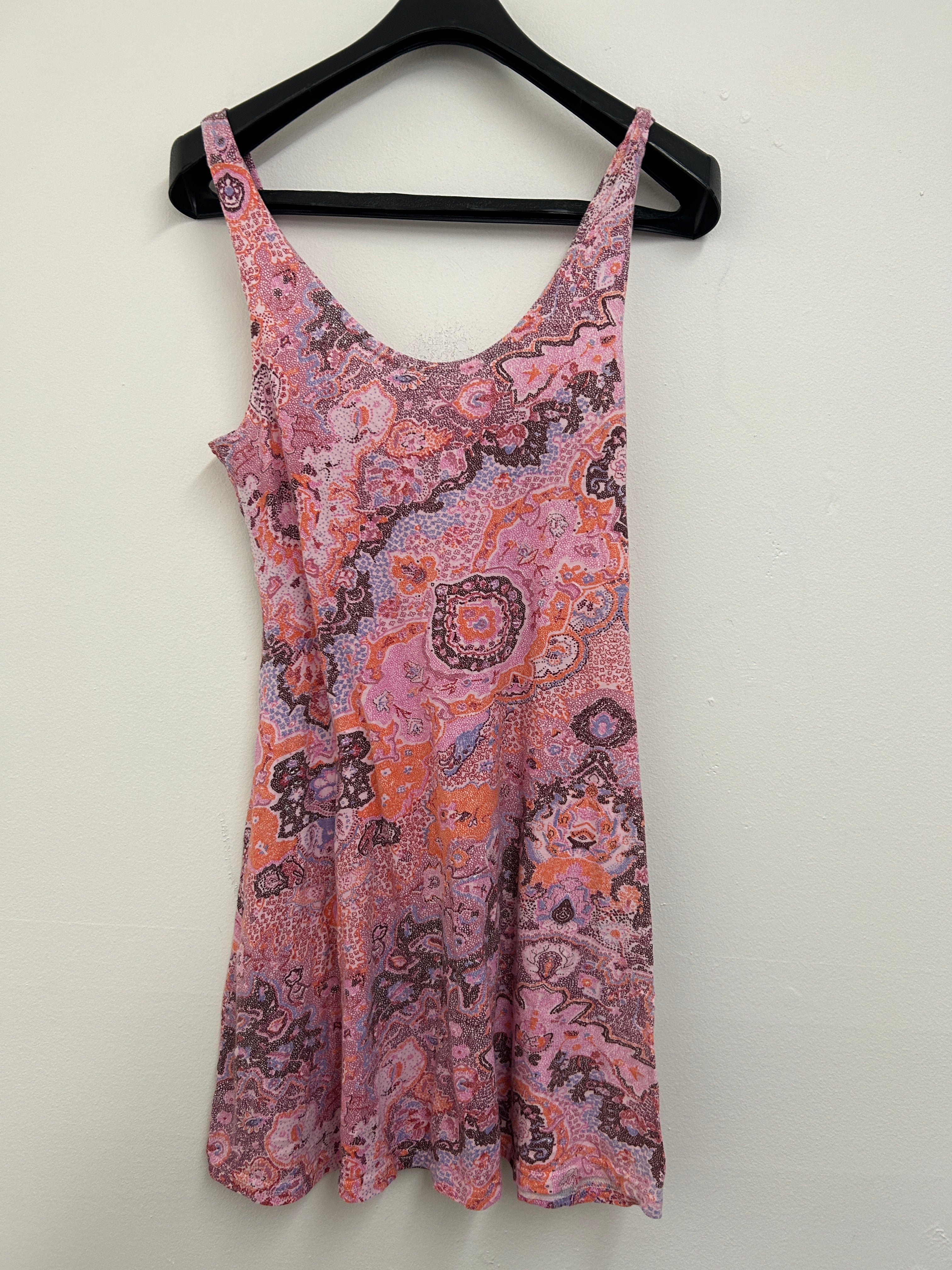 Robe moulante à imprimé abstrait rose et orange