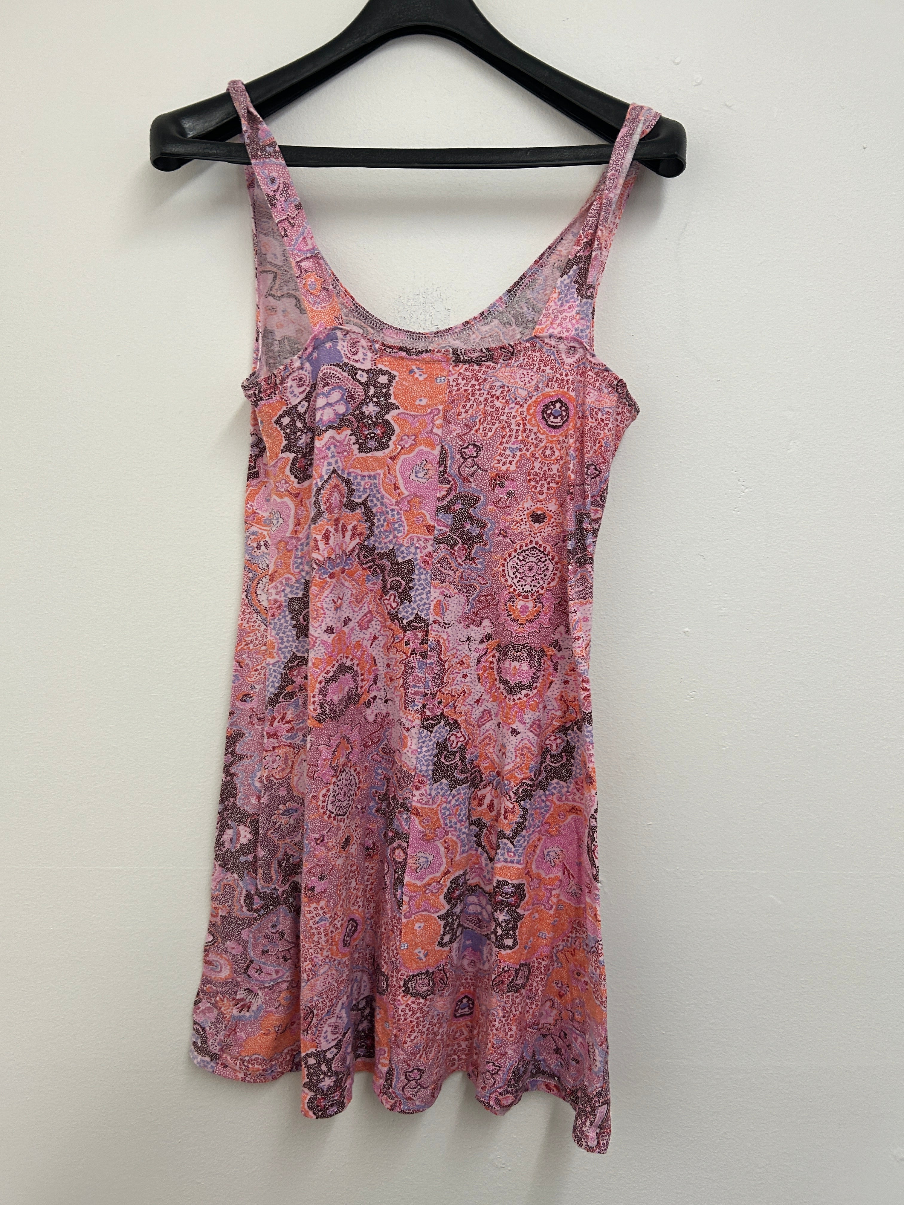 Robe moulante à imprimé abstrait rose et orange