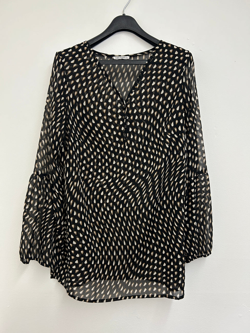Blouse noire transparente à motifs beiges — Emma Pernelle