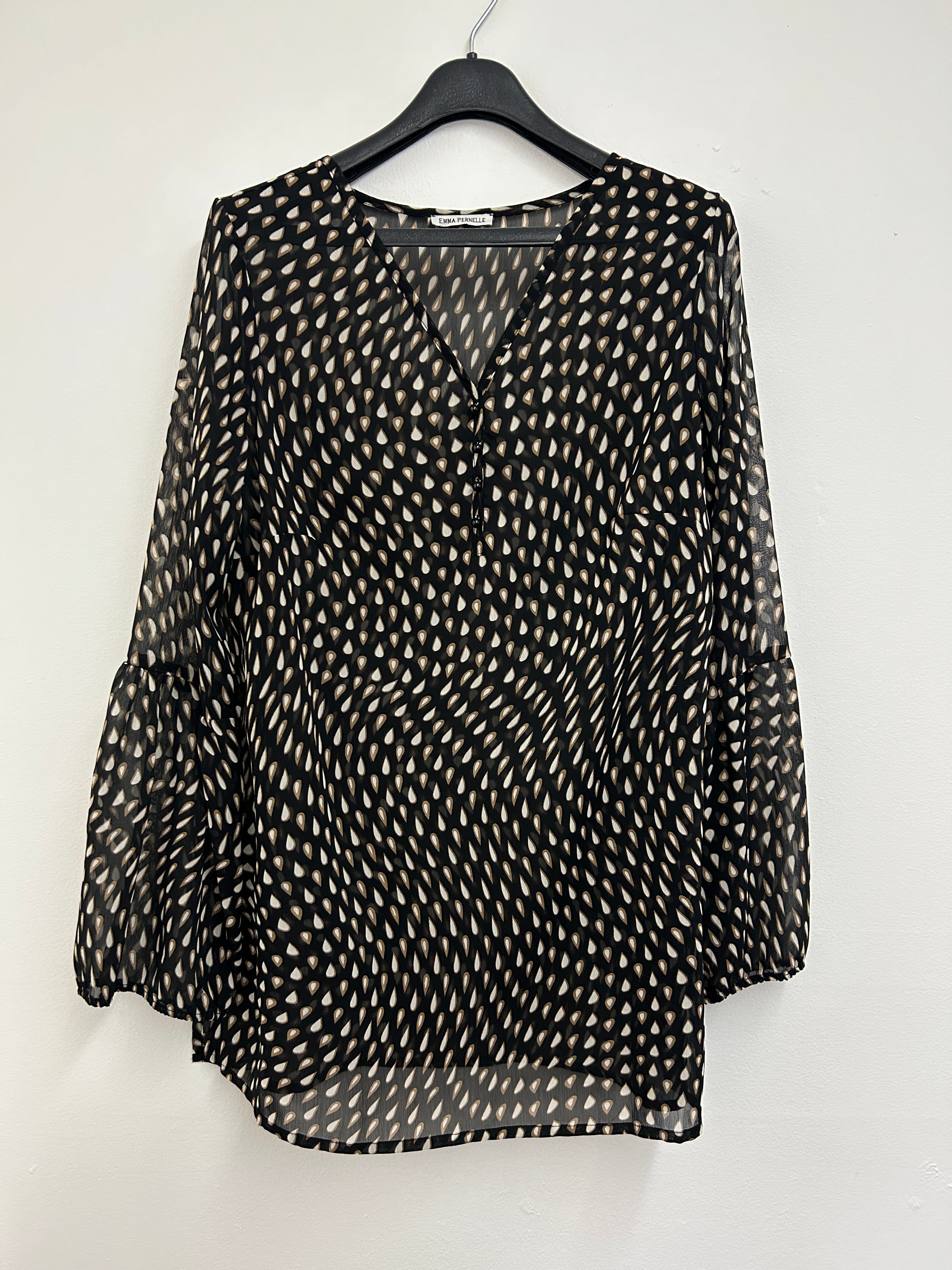 Blouse noire transparente à motifs beiges — Emma Pernelle