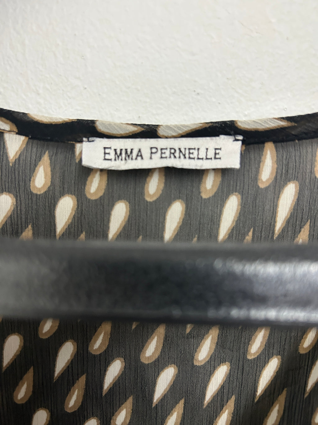Blouse noire transparente à motifs beiges — Emma Pernelle