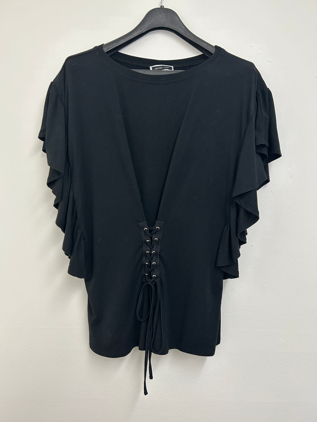 Haut noir à laçage et manches à volants