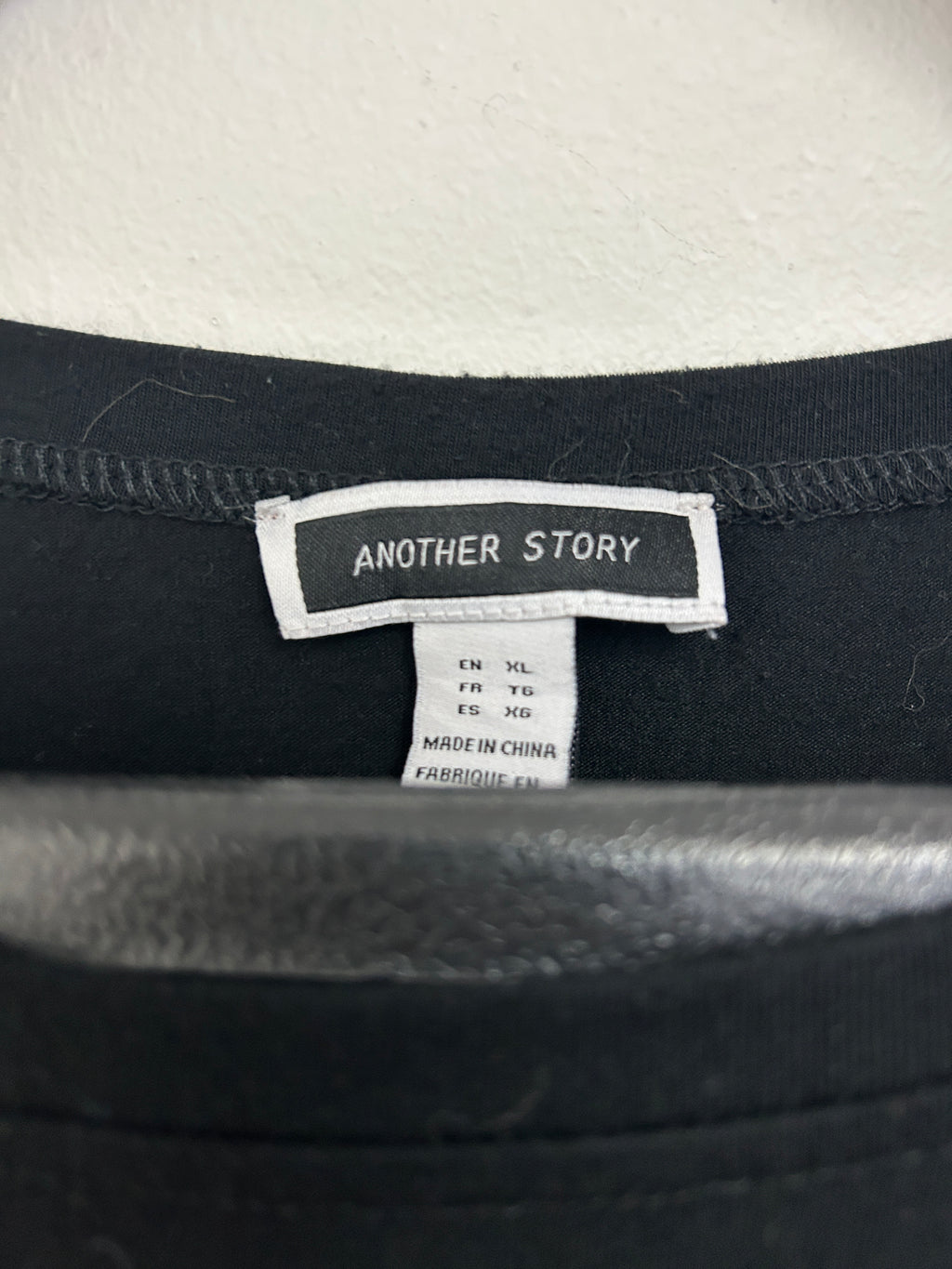 Haut noir à laçage et manches à volants