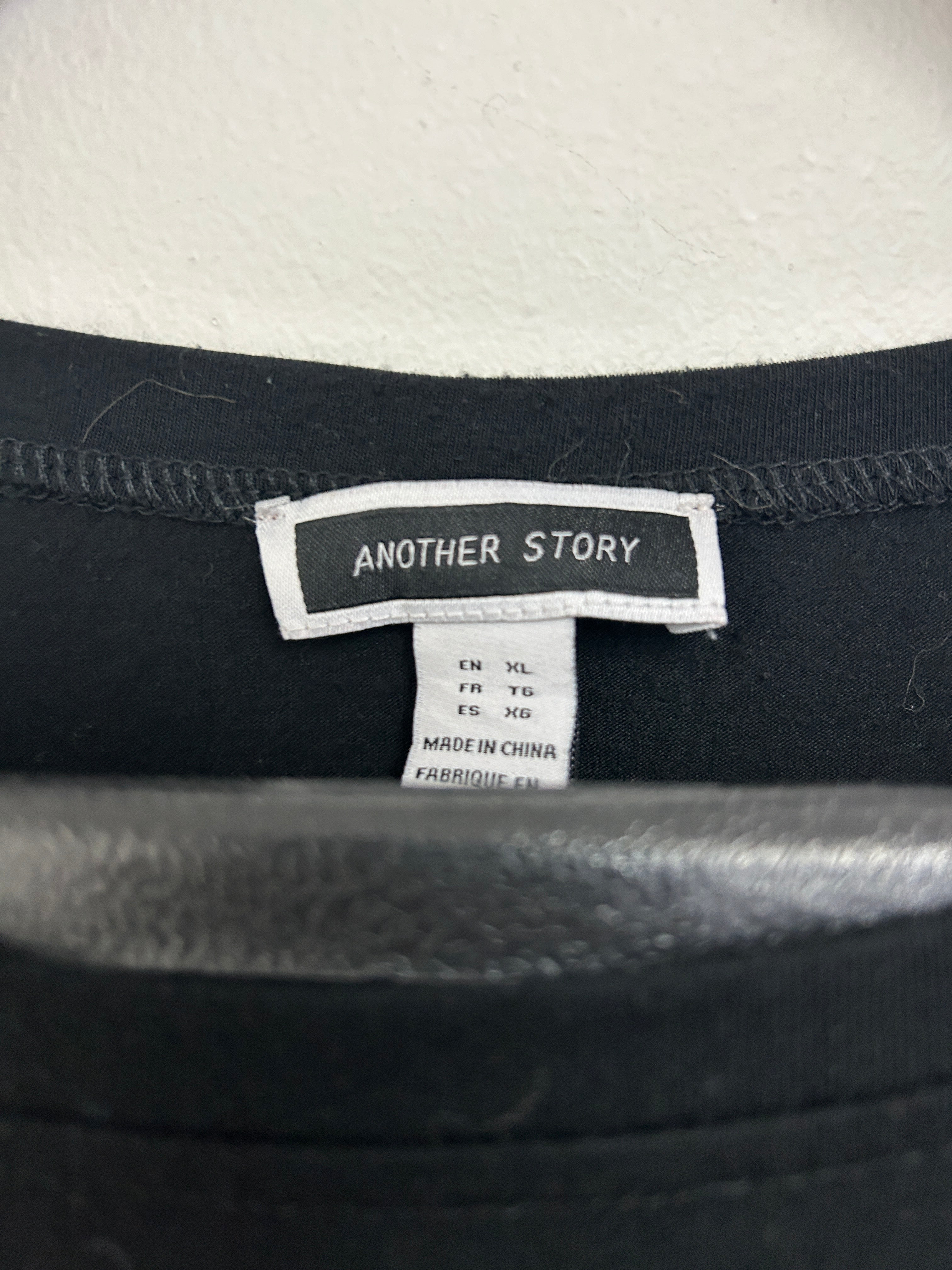 Haut noir à laçage et manches à volants