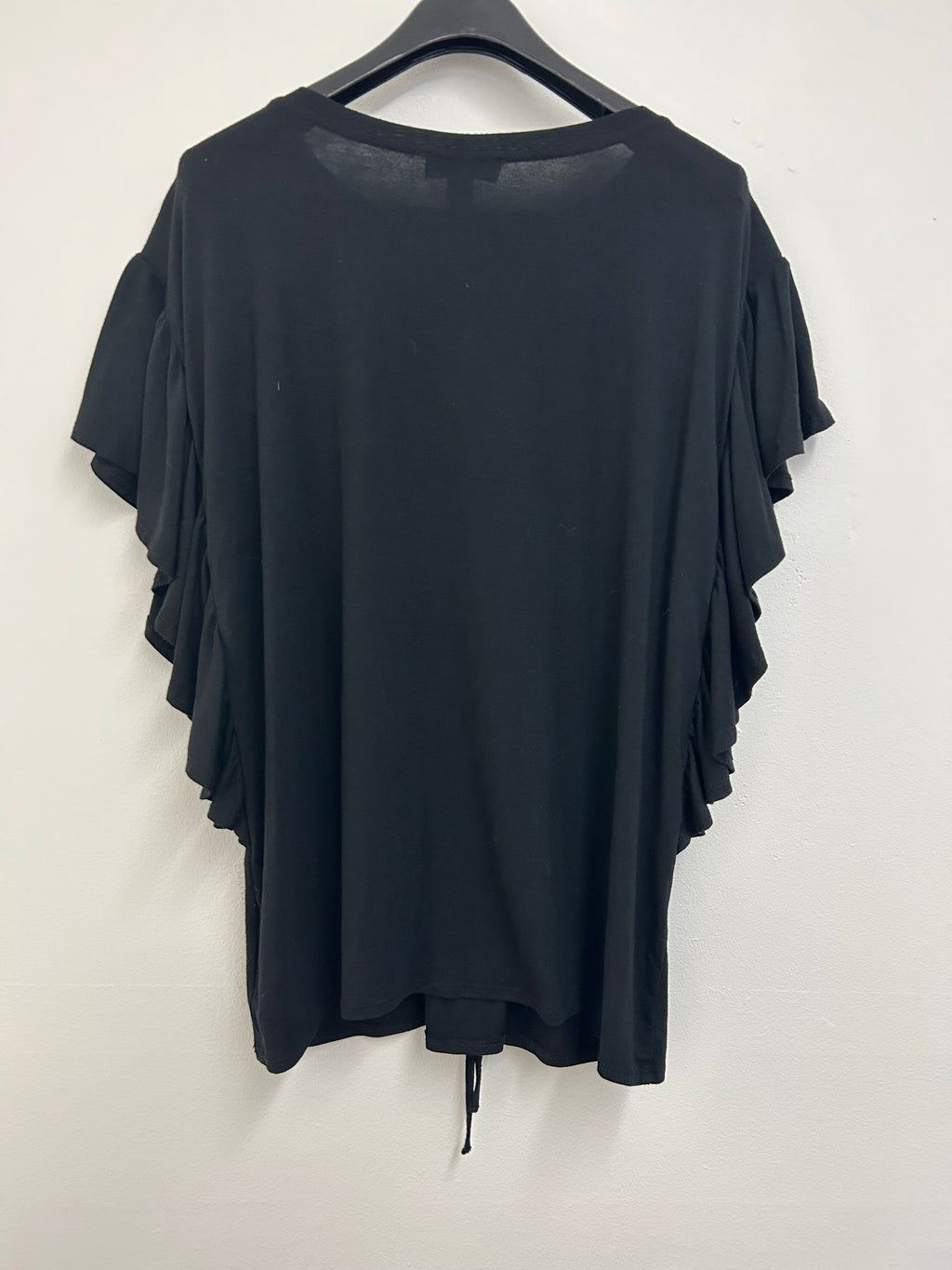 Haut noir à laçage et manches à volants