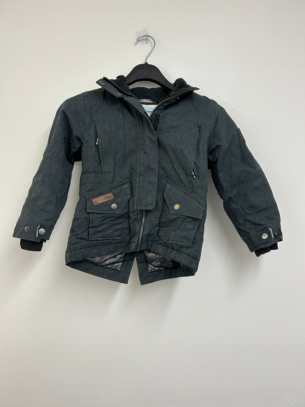 Manteau d’hiver gris foncé avec capuche — Columbia