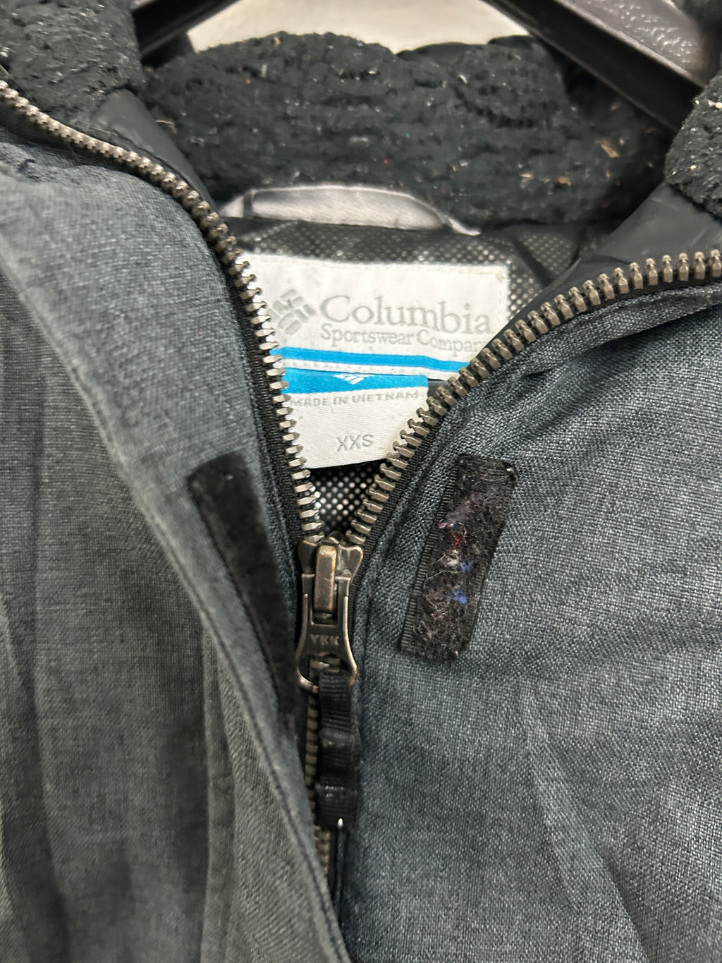 Manteau d’hiver gris foncé avec capuche — Columbia