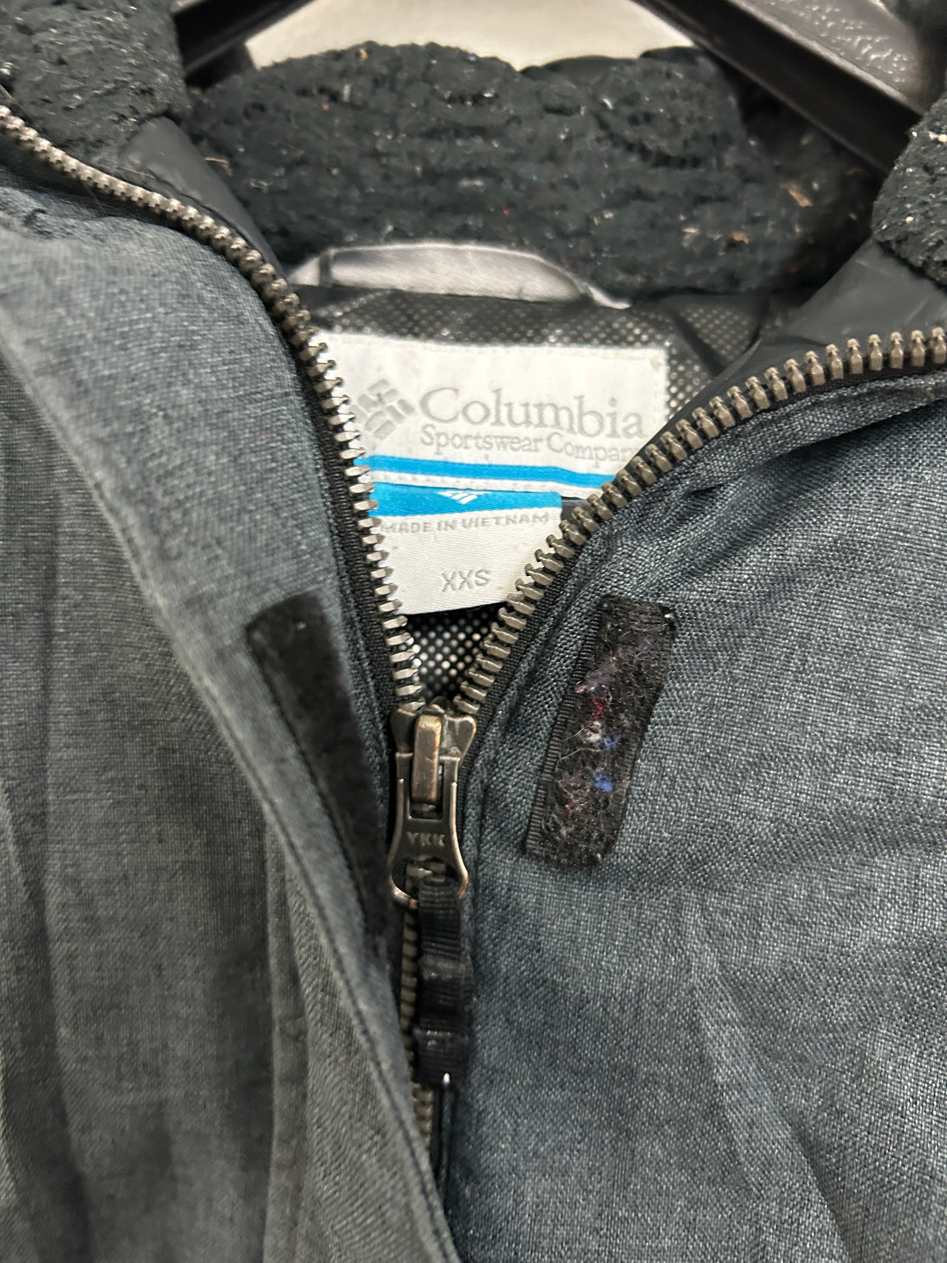 Manteau d’hiver gris foncé avec capuche — Columbia