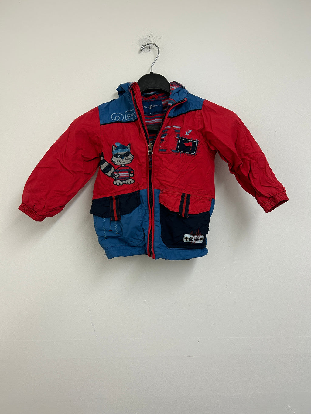 Manteau rouge et bleu avec motif chat — César Rosalie