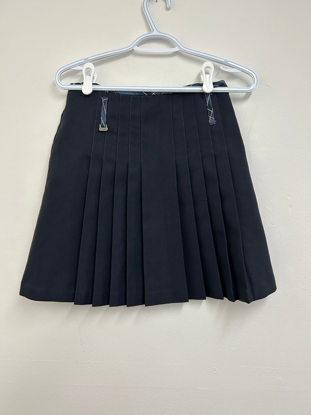 Jupe plissée noire avec poches arrière