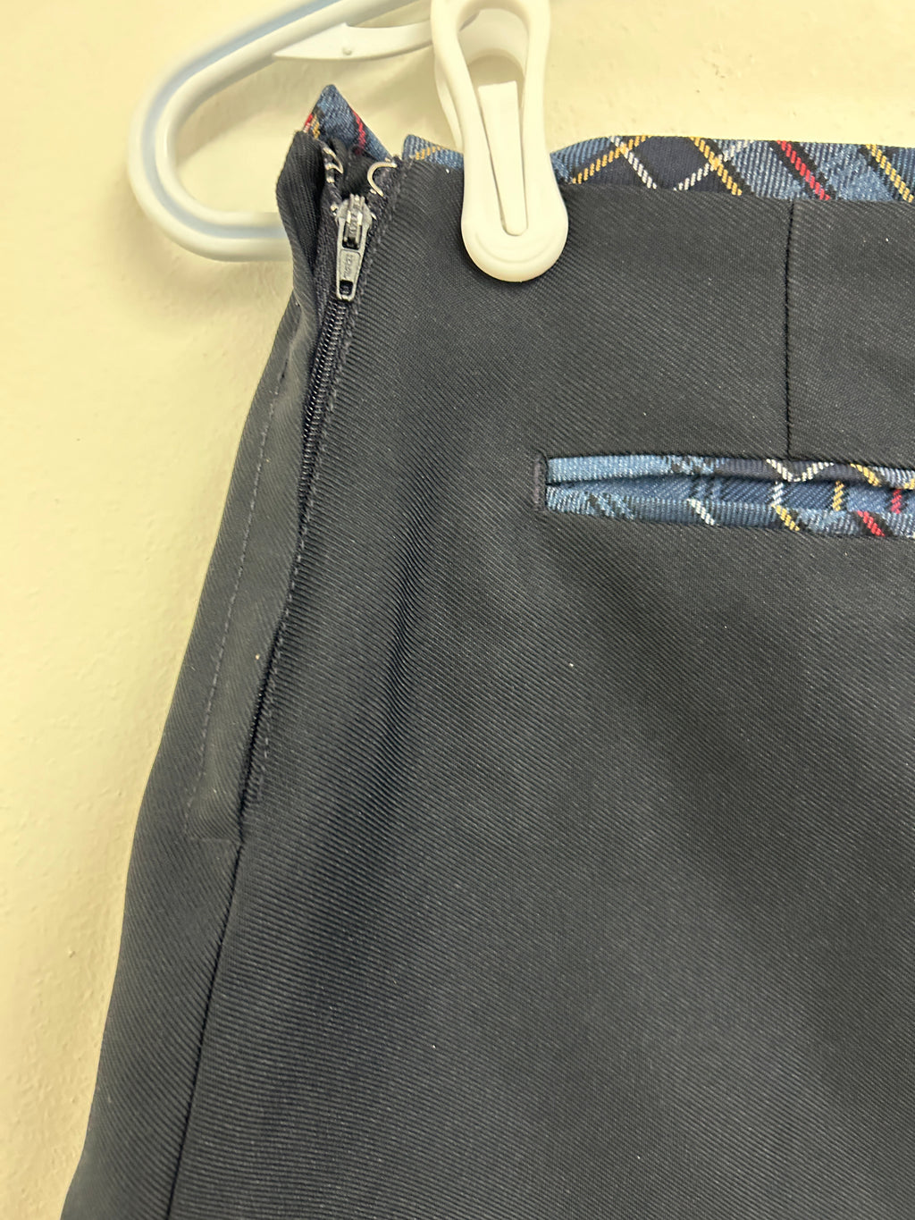 Jupe plissée noire avec poches arrière