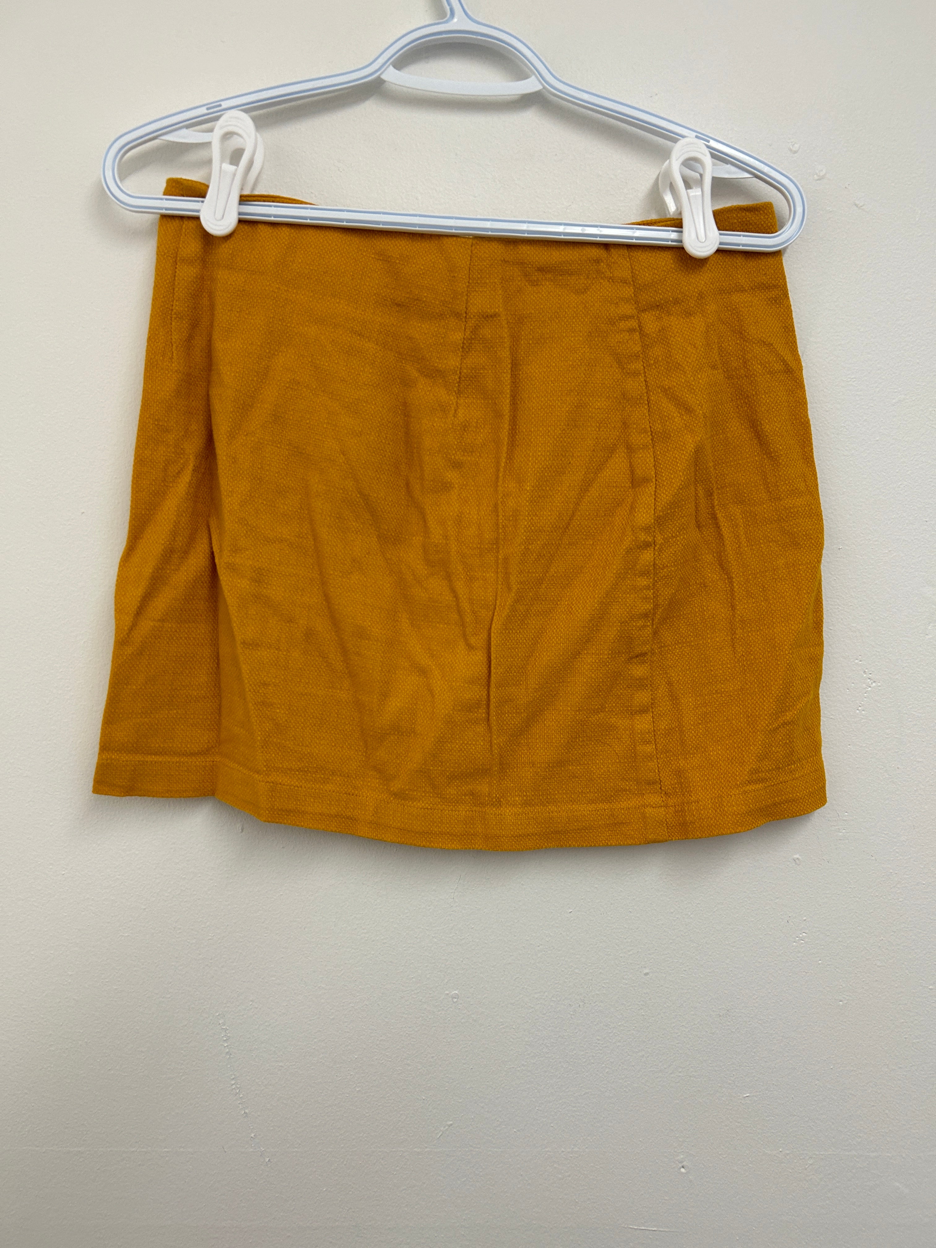 Jupe courte boutonnée jaune moutarde