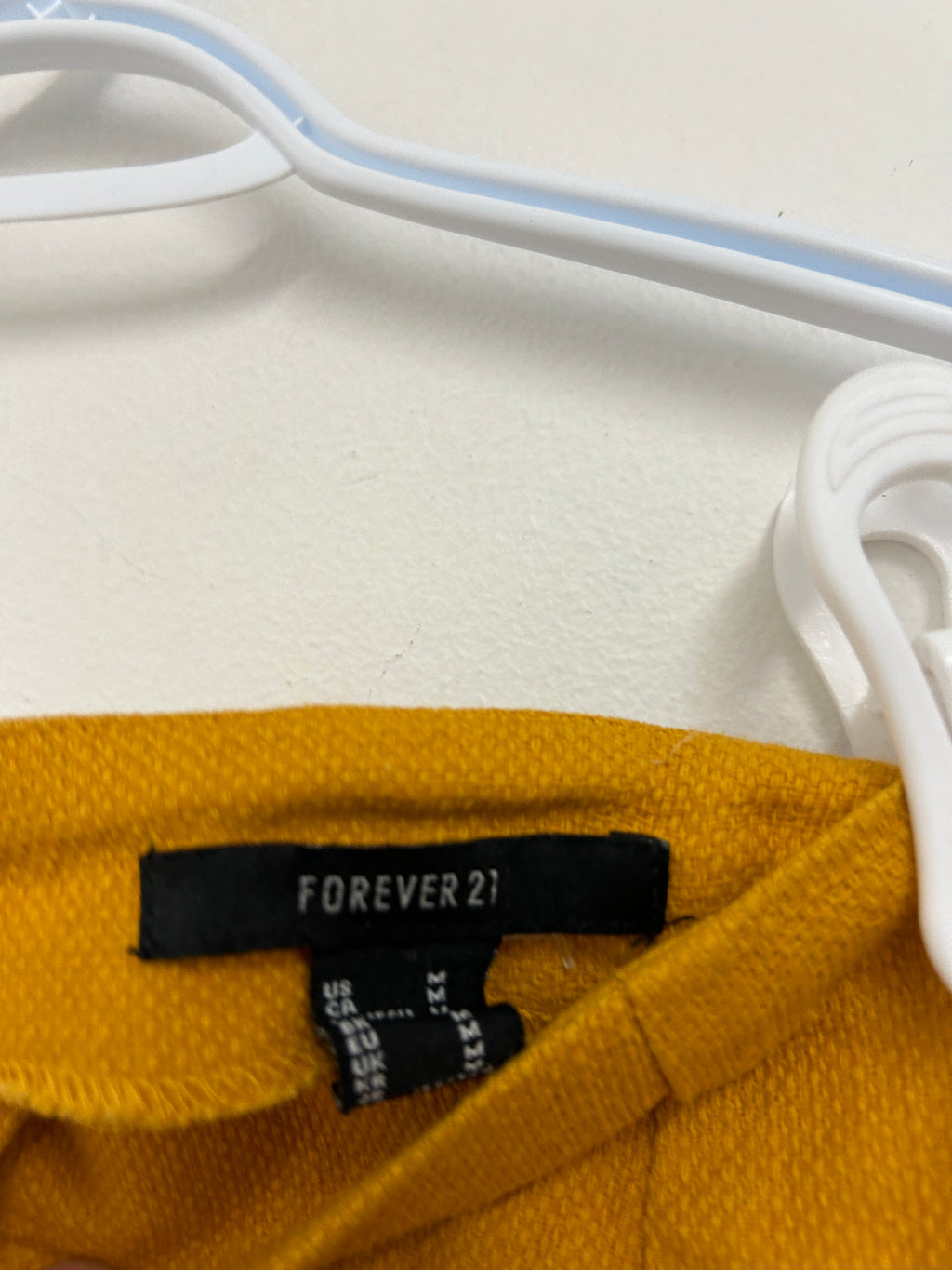 Jupe courte boutonnée jaune moutarde