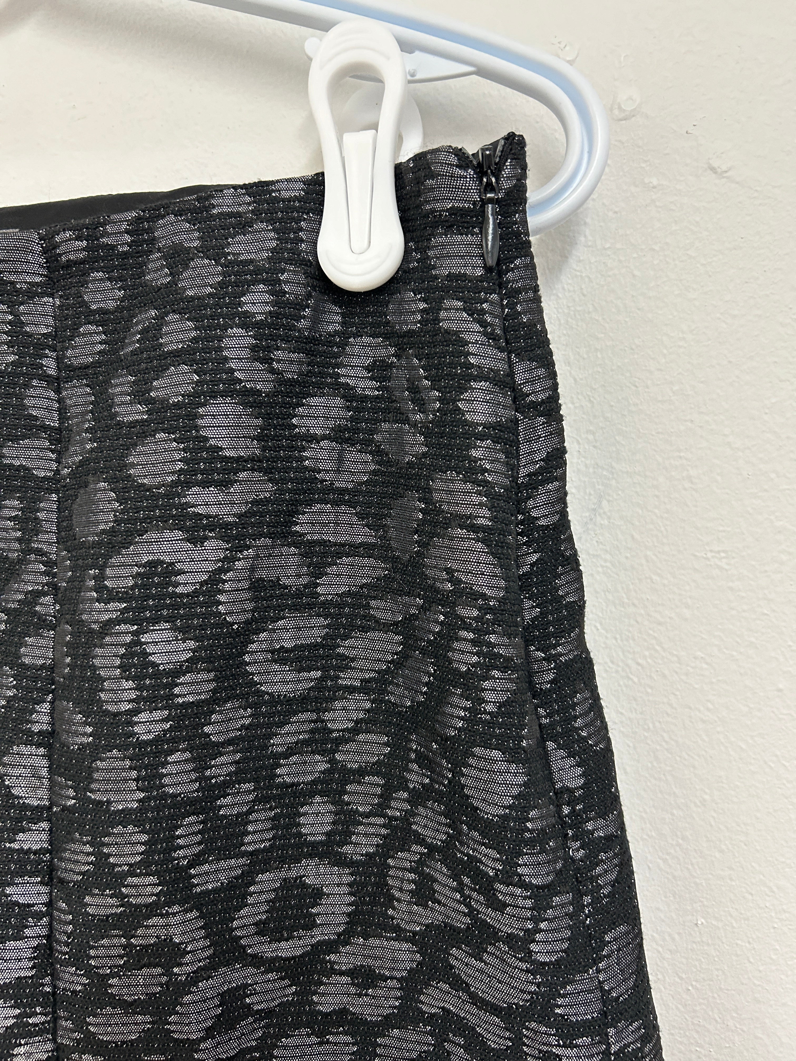 Jupe noire à motif léopard métallisé — Tristan