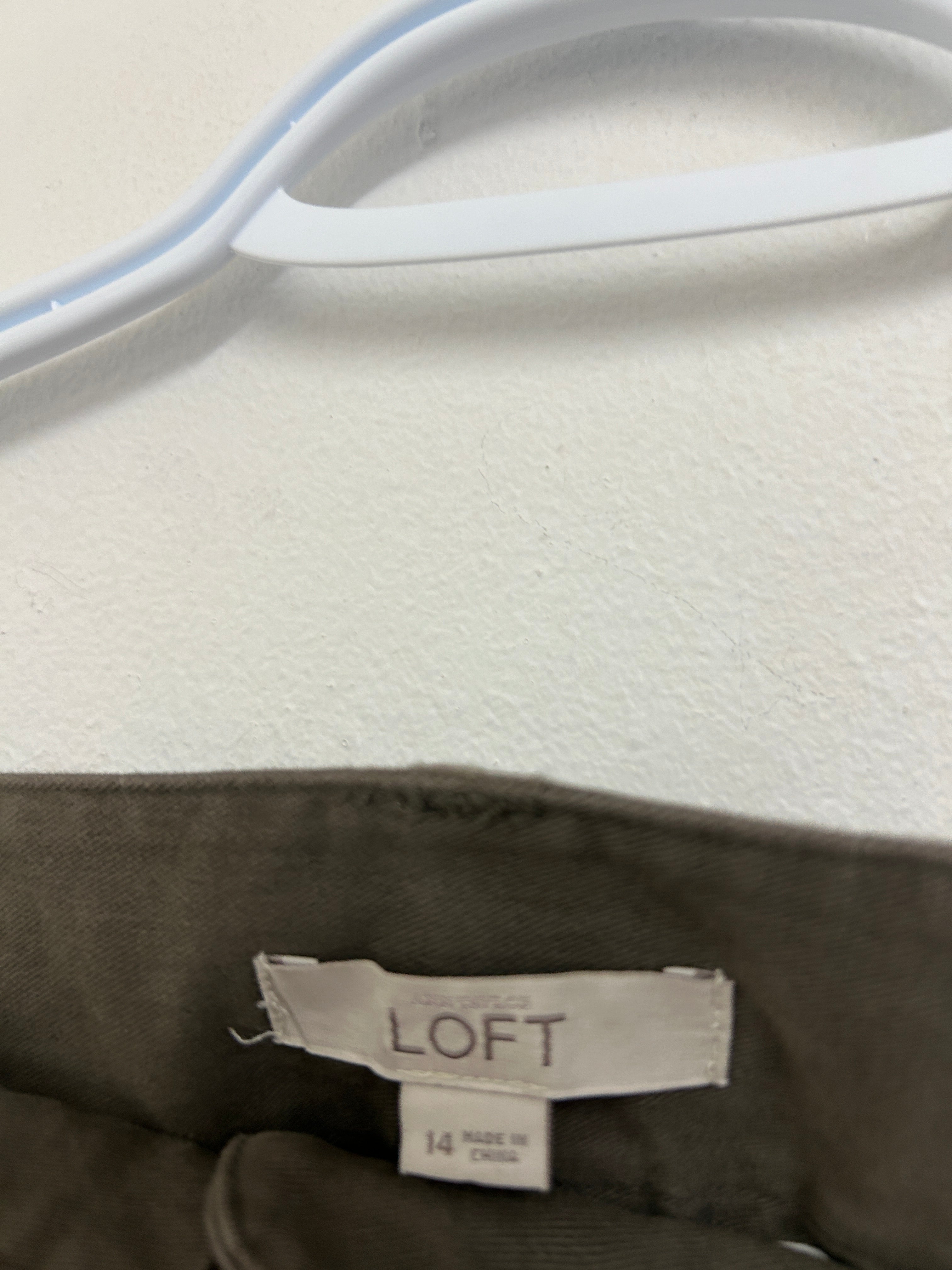 Jupe droite kaki à poches — LOFT