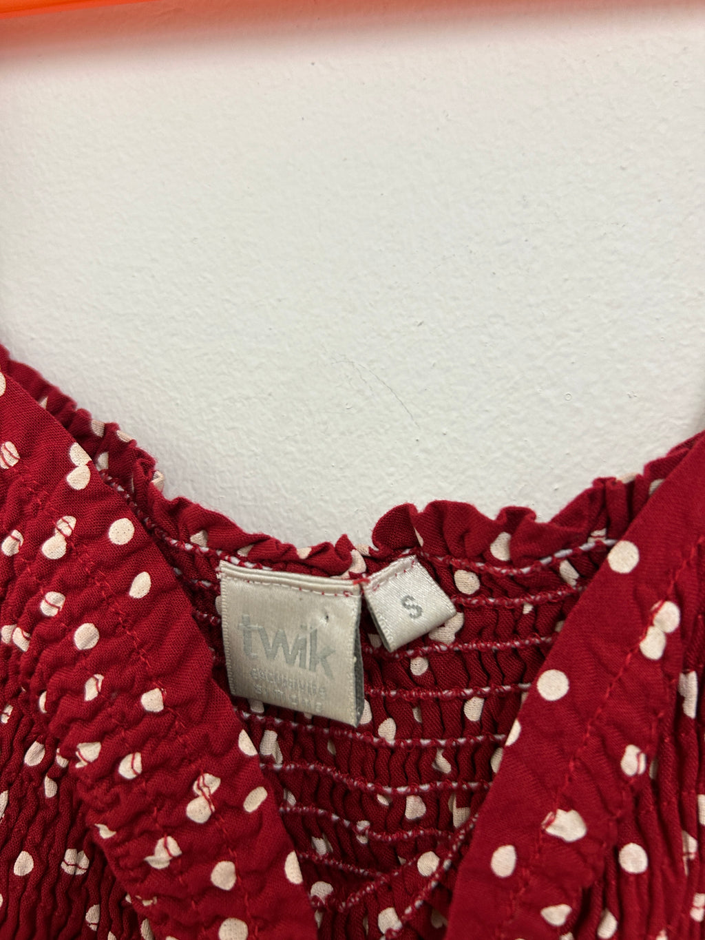 Robe rouge à pois blancs — Twik