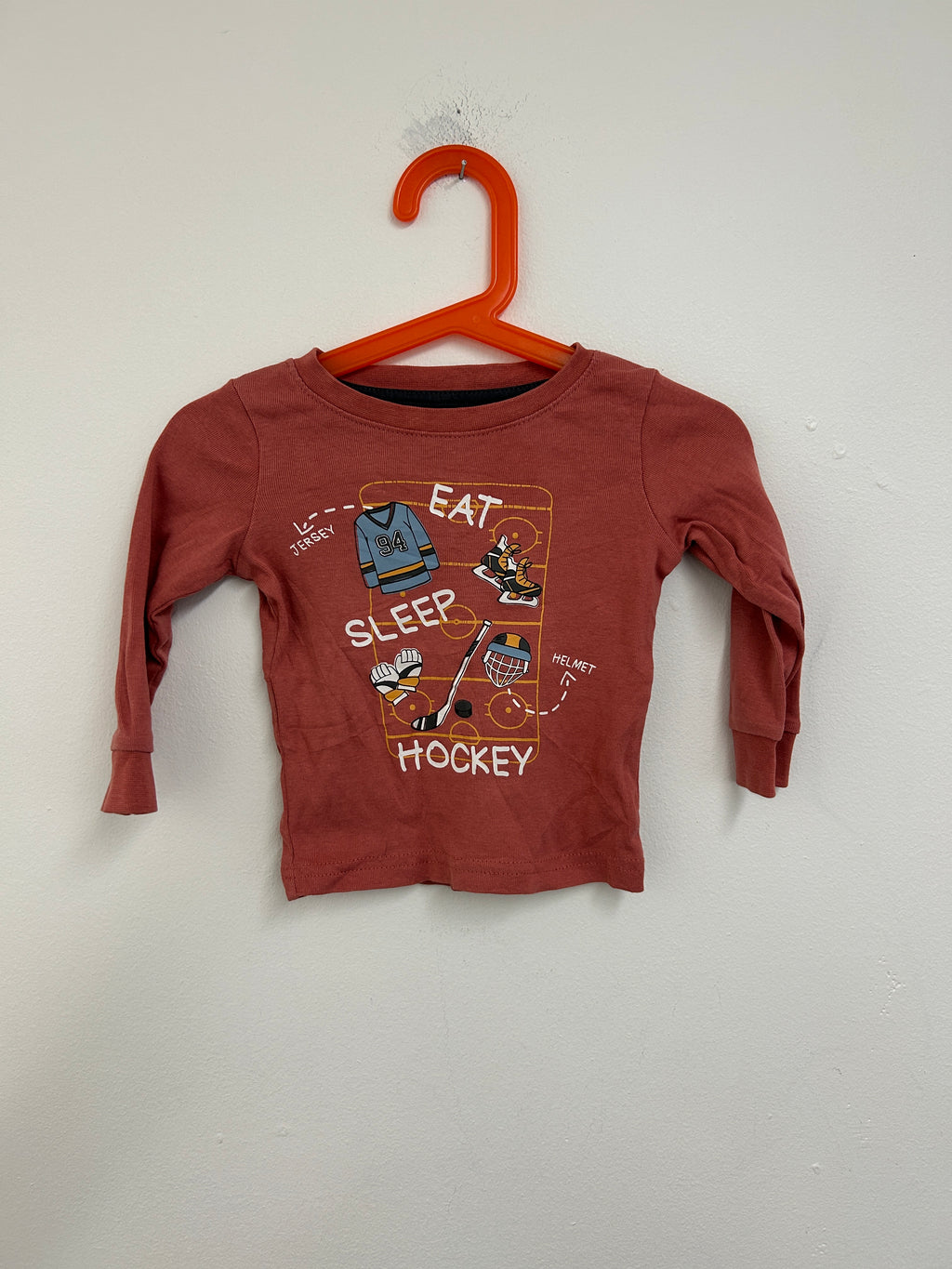 Chandail brun à motif hockey