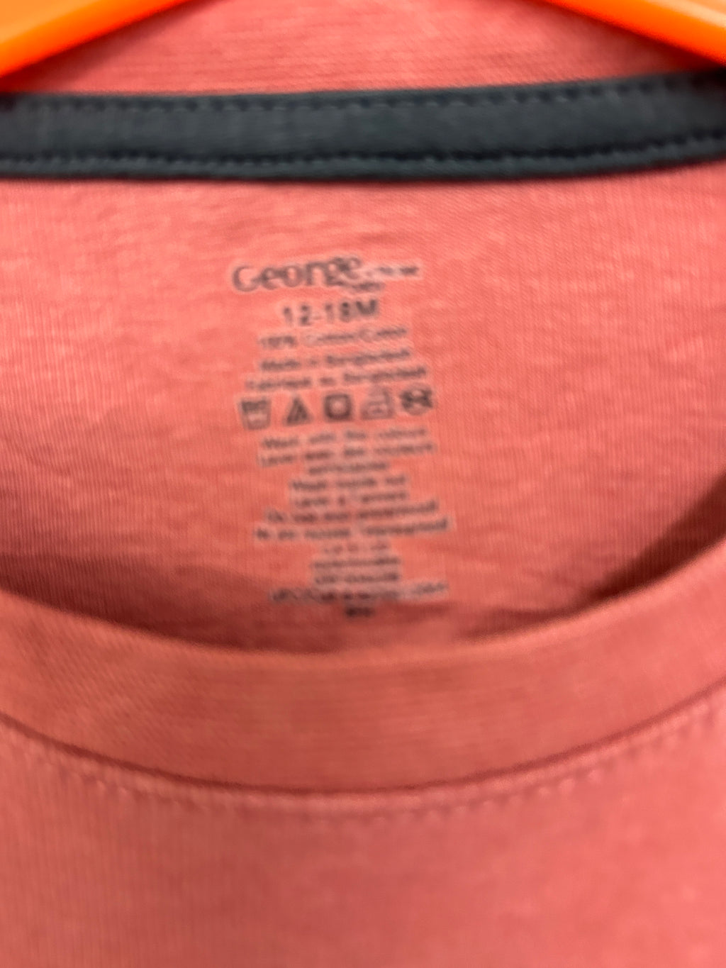 Chandail brun à motif hockey