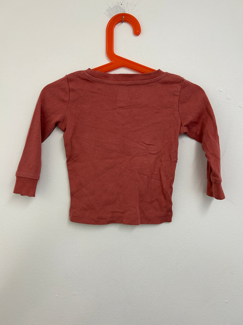 Chandail brun à motif hockey