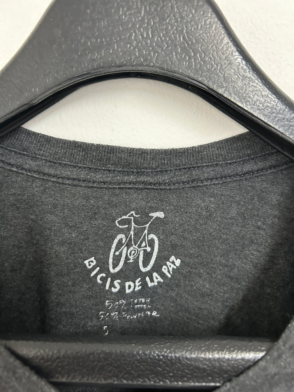 t-shirt-gris-avec-imprime-velo-bicis-de-la-paz
