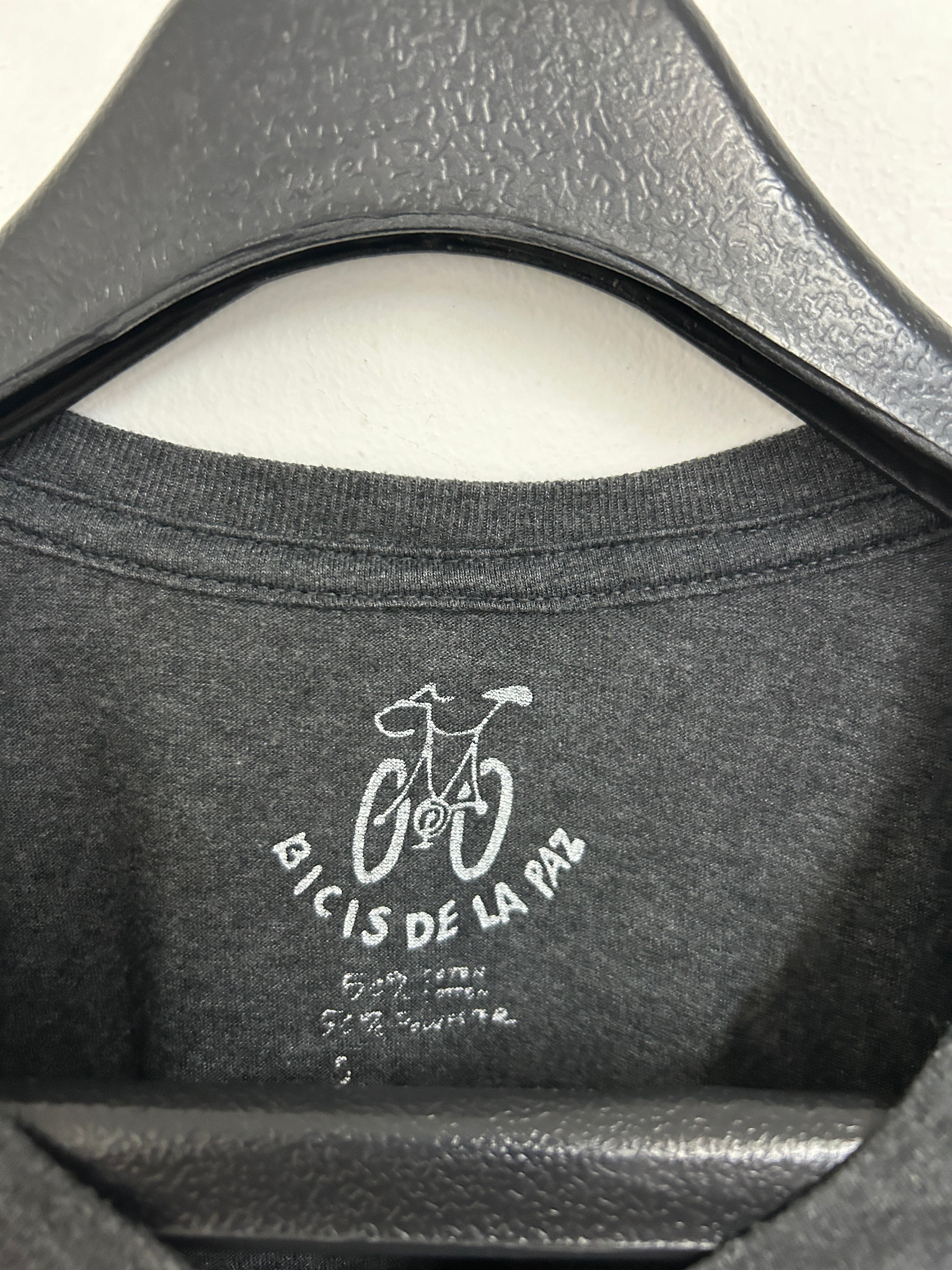 t-shirt-gris-avec-imprime-velo-bicis-de-la-paz