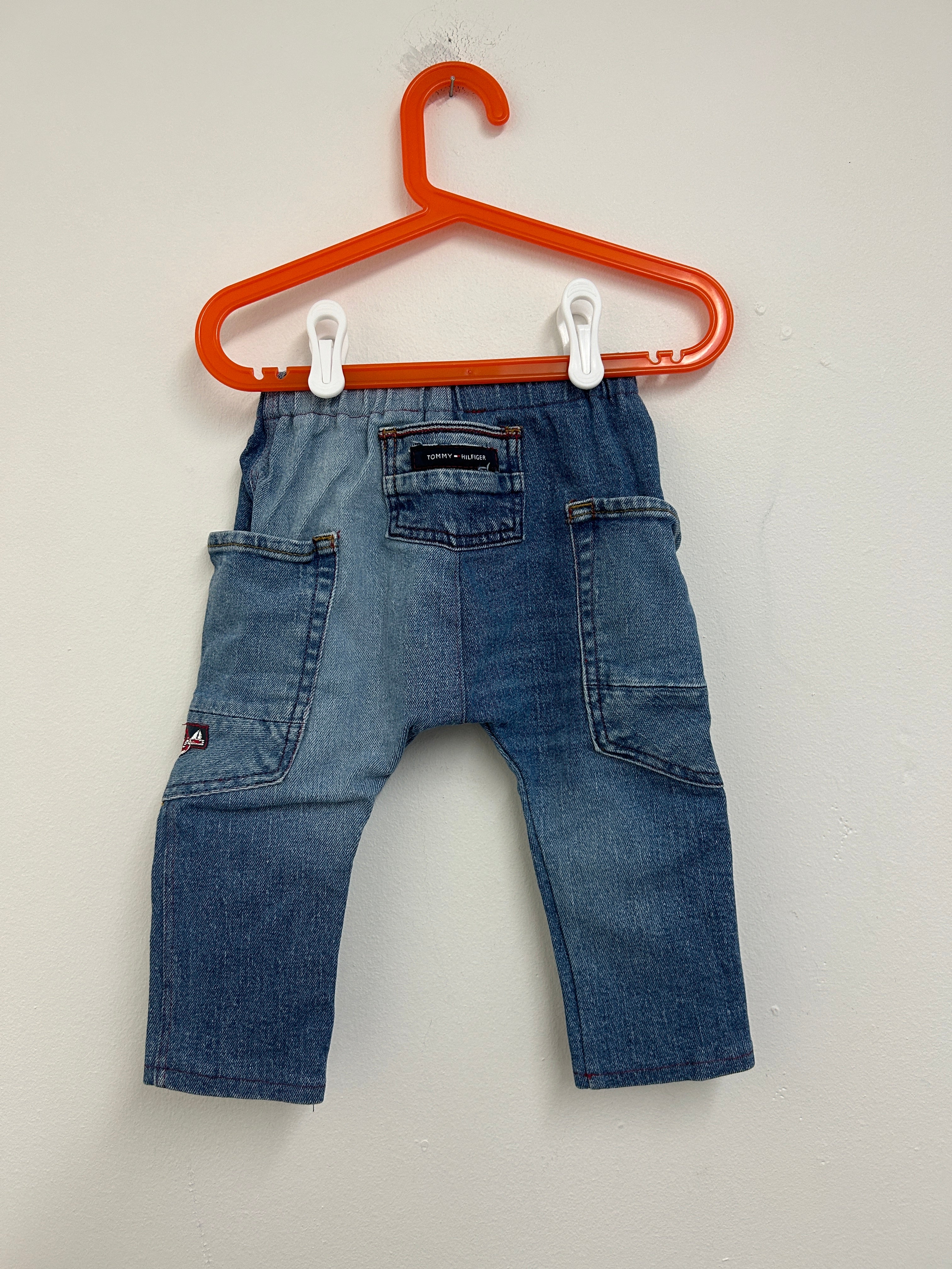 Jeans bleu à poches latérales — Tommy Hilfiger