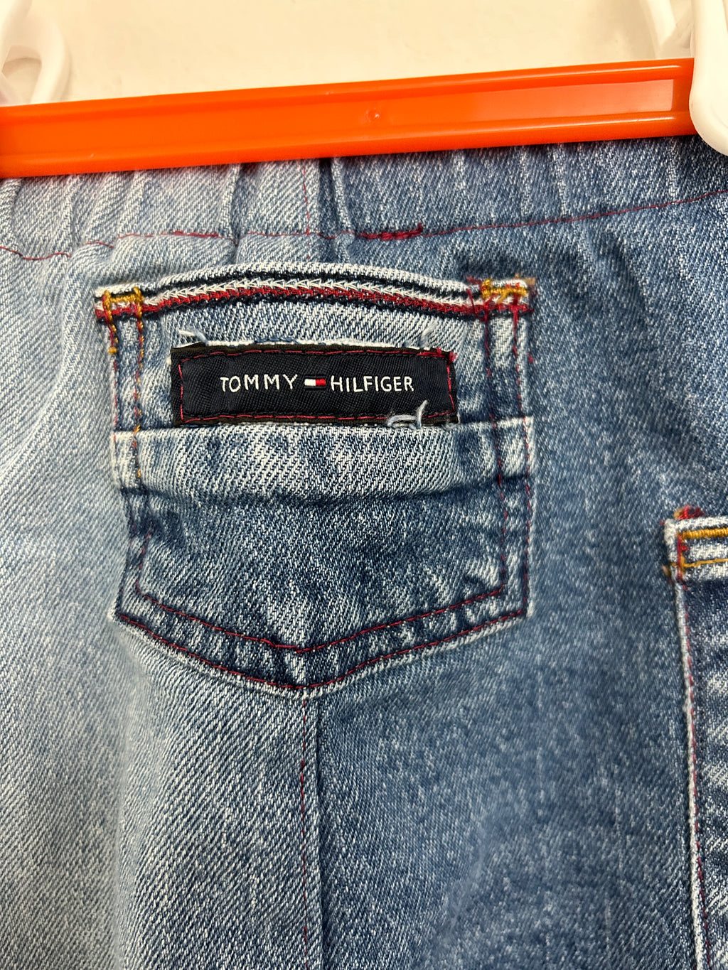 Jeans bleu à poches latérales — Tommy Hilfiger