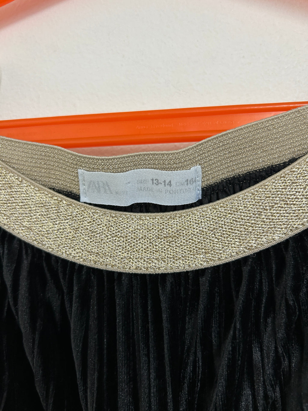 Jupe plissée noire en velours — ZARA