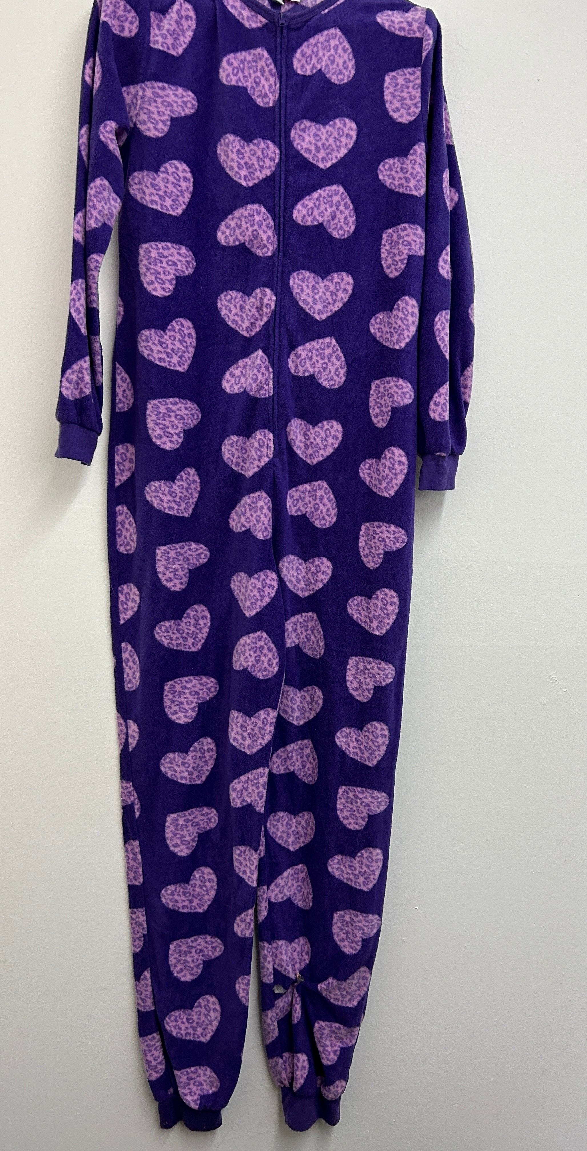 Pyjama une-pièce violet à cœurs — Breakfast in Bed