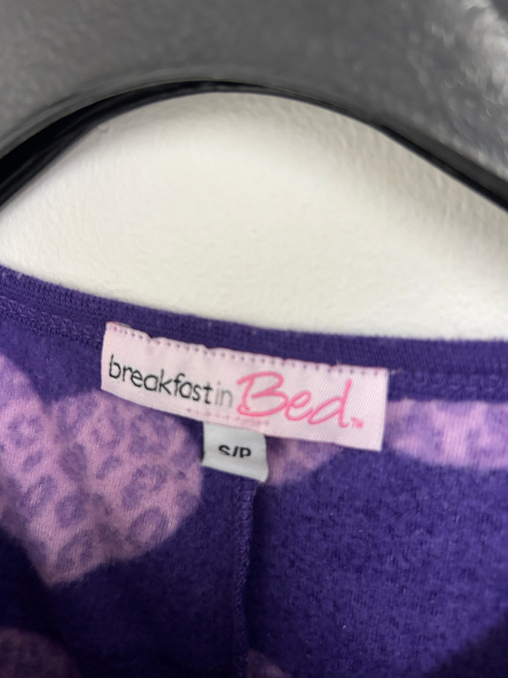 Pyjama une-pièce violet à cœurs — Breakfast in Bed