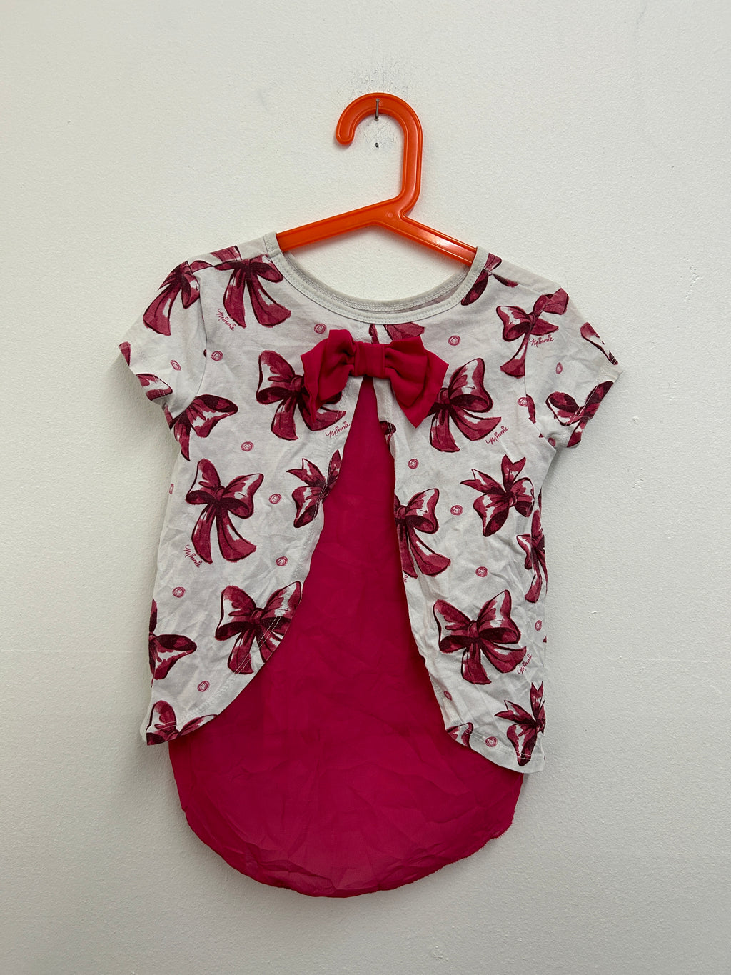 Haut blanc et rose à nœud — Upbeat Girl