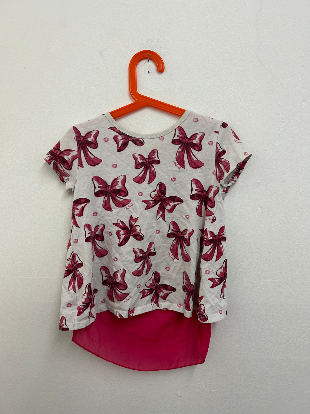 Haut blanc et rose à nœud — Upbeat Girl